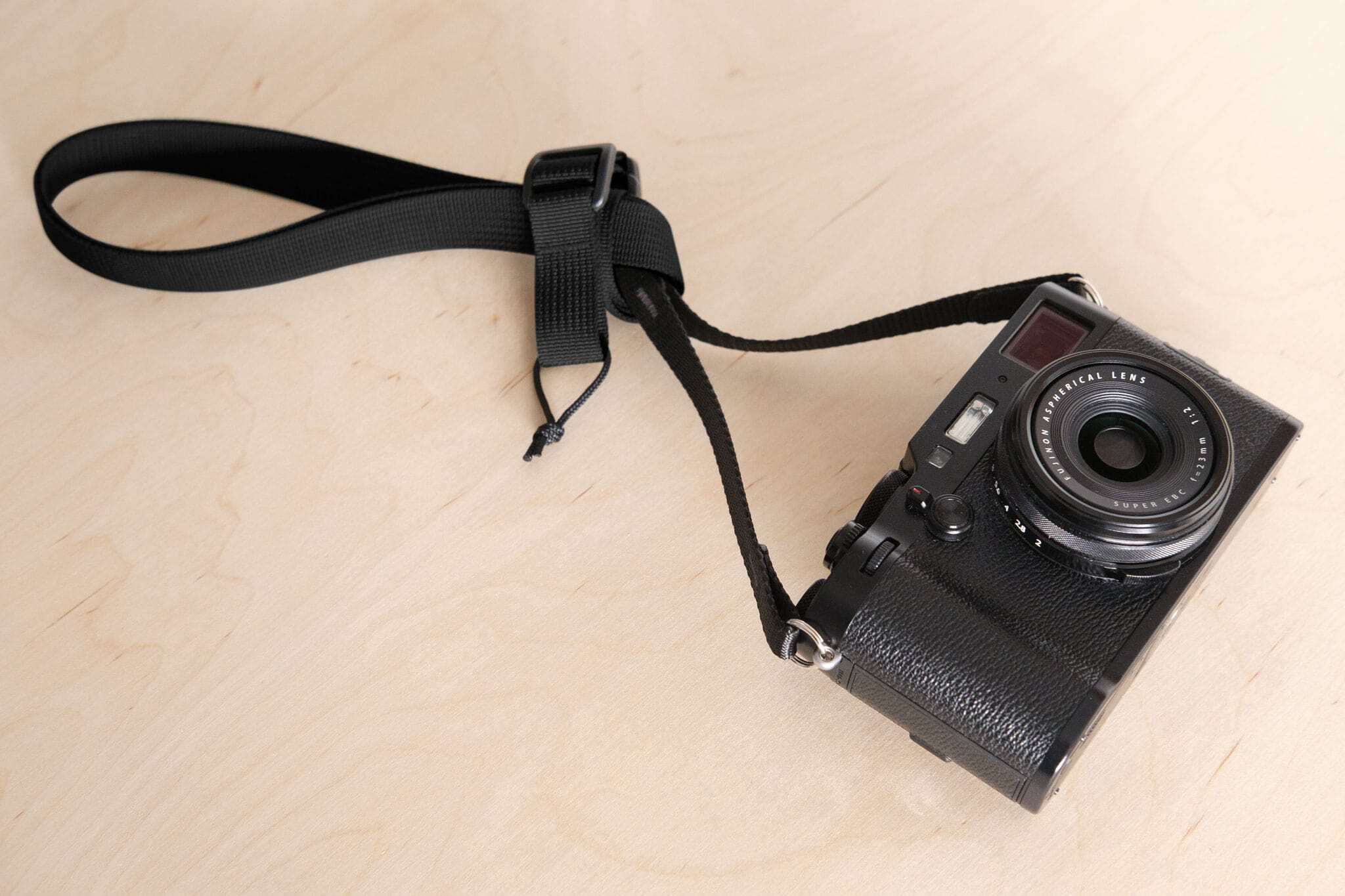 F1ultralight_knotted_wriststrap_black Convert your F1ultralight to a short wrist strap by tying it in a knot.