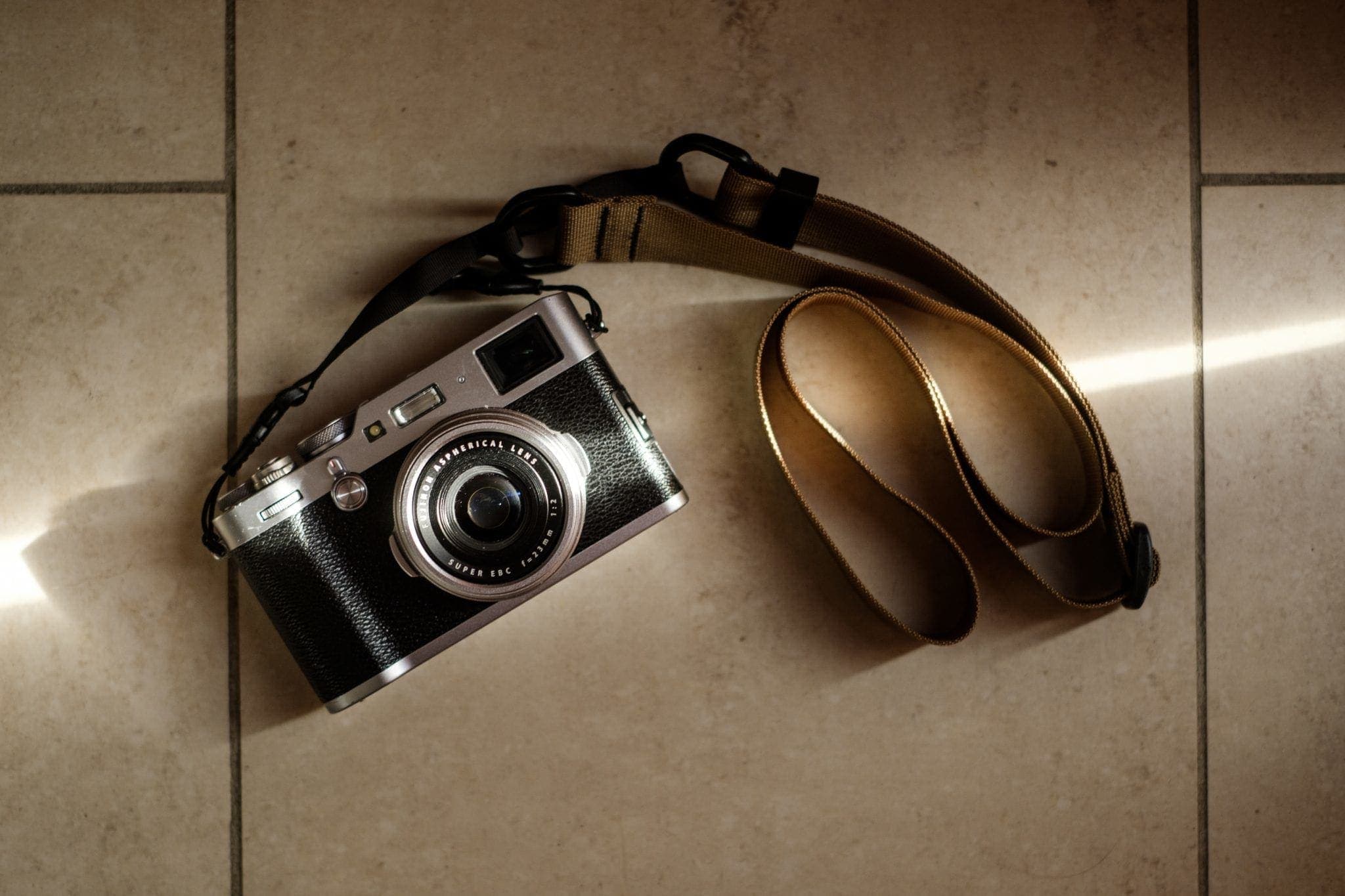 Bert Stephani's Fuji X100F with a Desert Tan Simplr M1a