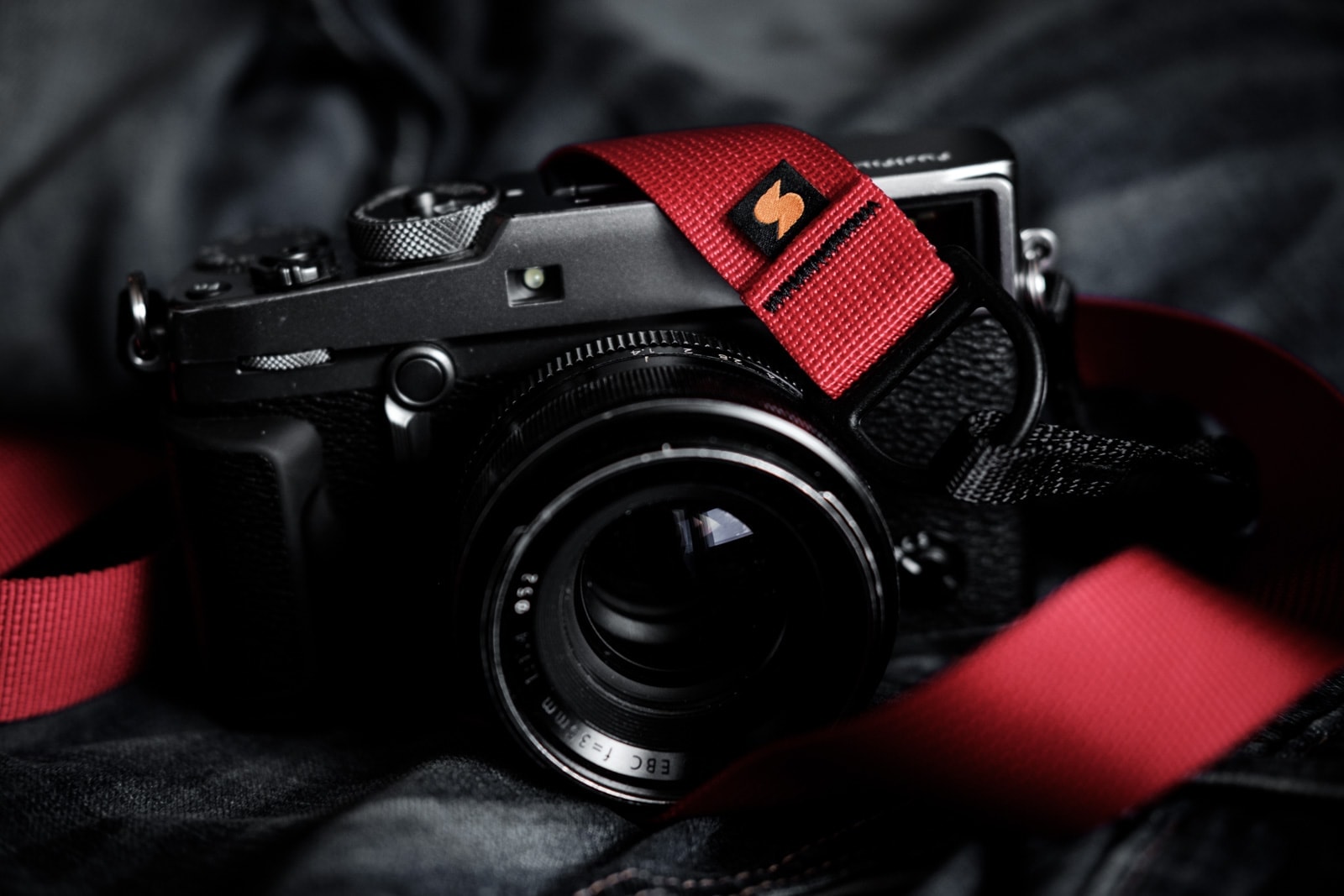 Charlene Winfred reviews her Simplr F1 Camera Strap, shown here on the Graphite X-Pro2